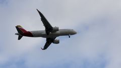 Imagen de un avi�n acerc�ndose al aeropuerto de Alvedro