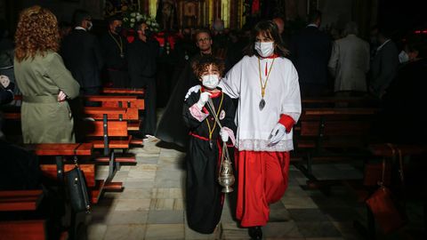 Los sonenses salieron a contemplar el paso de una procesin que parti de la iglesia parroquial para llegar a la capilla de A Atalaia.