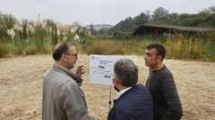 Imagen de archivo de una visita del alcalde de Pontevedra a los terrenos donde se construir el parque de A Parda, que es la mayor inversin prevista en el presupuesto para este ao