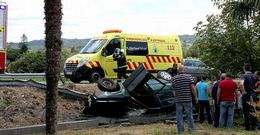 El veh�culo sufri� un vuelco lateral y derrib� la bionda de la carretera y un cierre particular. 