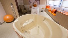 Instalaciones renovadas de la Maternidad HM Bel�n de A Coru�a con la ba�era de dilataci�n y parto