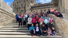 Cerca de sesenta personas posaron en la foto de familia de la asociaci�n Casa Agraria tras completar el Camino de Santiago desde Sarria. Despu�s de atravesar la Puerta Santa y asistir a la misa del peregrino, los vecinos de Meixonfr�o pusieron la guinda al pastel con una comida de fraternidad.