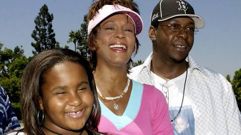 Imagen del 2004 junto a su marido, Bobby Brown, y su hija