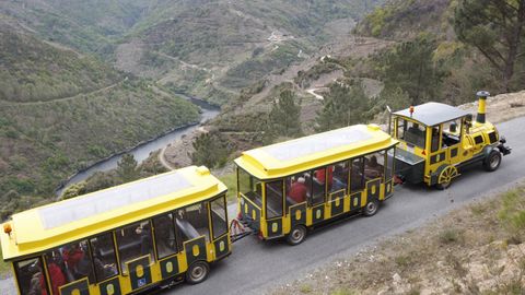 El tren turstico Aba Sacra realiza recorridos de 14 kilmetros por el can del Sil