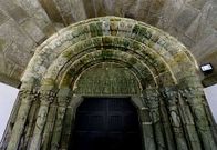 Los motivos esculpidos en el p�rtico de la iglesia de Moraime son poco frecuentes en el rom�nico gallego.