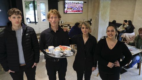 Suso Palmas y Patricia Cardama (en el centro de la foto) posan junto a sus hijos Bryan y Nerea en el restaurante familiar inaugurado el da 4, el Bar Palmas. Afincados en el barrio, no tienen ms que palabras de agradecimiento hacia sus vecinos de Vite por la buena que dieron al negocio, as como al resto de personas que ya han ido por all en estas ltimas semanas.
