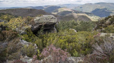 Unha vista exterior do penedo que alberga a ferrer�a rupestre, situada a 1.200 metros de altura