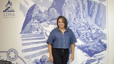 Kamila, delante del mural del Machu Pichu que adorna una de las paredes del restaurante Lima