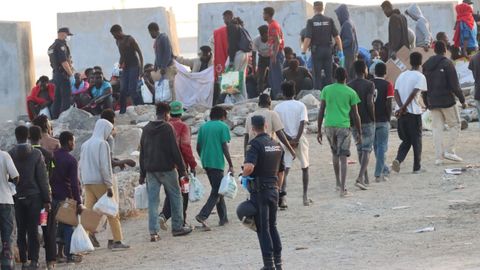 Desalojo de la playa del Trampol�n en Ceuta