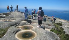 Las im�genes. Arriba, los Montes da Ru�a. Abajo, vistas desde Laxe da Moa, el punto final de esta ruta. 