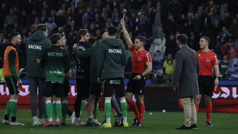 El colegiado Carlos Mu�iz Mu�oz expulsa a Mantilla por hacer una peineta hacia la grada