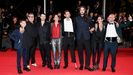 Oliver Laxe, rodeado de su equipo, en la noche de este jueves, en la alfombra roja de Cannes, para la proyección de «Sirat».