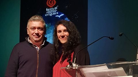 La autora del cartel de 2023, Bea Luengo, con el alcalde de Ortigueira, en la presentacin, el sbado en el Teatro de Beneficencia