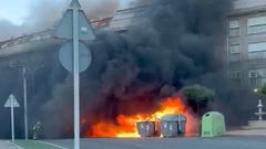 El incendio calcin� cinco contenedores en el paseo de O Touro y da�� una farola