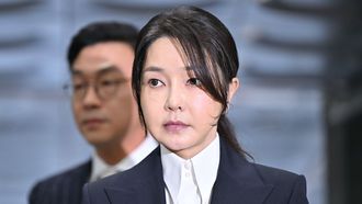 La ex primera dama de Corea del Sur, Kim Keon-hee, asisti a una audiencia de revisin de su orden de arresto este martes.