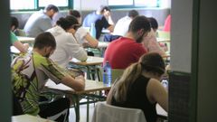 Opositores de Educaci�n durante un examen en el IES San Xillao de Lugo, en una imagen de archivo.