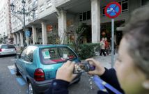 Crece el volumen de denuncias en redes sociales de coches que ocupan plazas reservadas. 
