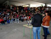 Un grupo de alumnos del instituto cullerdense, durante un acto celebrado en el exterior.