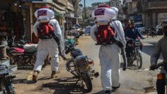 
Voluntarios durante una operaci�n para descontaminar las calles de Idlib, al noroeste de Siria, en medio de la pandemia del coronavirus