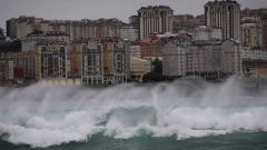 Grandes olas en la playa de Riazor en A Coru�a