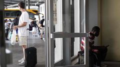 Un joven esperando el bus en la estaci�n de Lugo este domingo