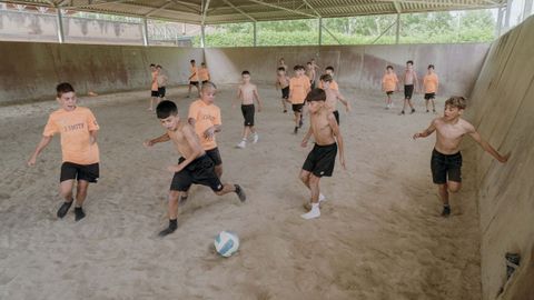 El Campus Sporty disfruta de Allariz.Las actividades ldicas y deportivas animan los quince das de actividad en el cmping y la ciudad deportiva de O Seixo