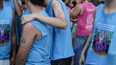 Las pandillas lucieron las camisetas que disearon para esta edicin de la Festa do Pulpo