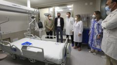 El presidente de la Xunta y el conselleiro de Sanidade visitaron la renovada uci del Hospital Cl�nico de Santiago, donde se atendieron desde el inicio de la pandemia pacientes covid