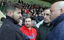 Carlos Valverde, el domingo en Barra�a, hablando con el director deportivo y el presidente del club. 