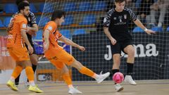 El burelista Charly realiza un disparo ante la presi�n de Mo�ino, del Uni�n �frica Ceut�.