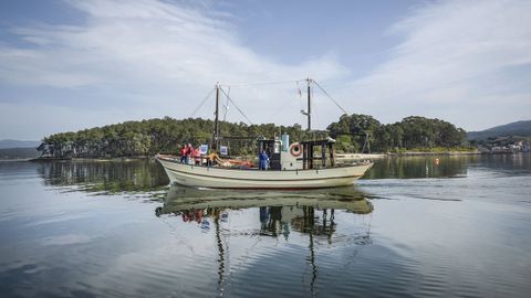 Un barco en la isla de Cortegada.