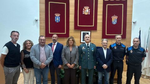 Medalla de Honor de la Polic�a Local de Nar�n al capit�n de la Guardia Civil de Ferrol, Francisco Javier L�pez Dopico; junto a la alcaldesa Mari�n Ferreiro