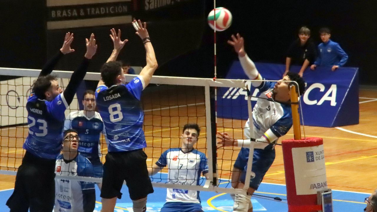 El Intasa San Sadurniño, con la vuelta a la élite del voleibol a tiro