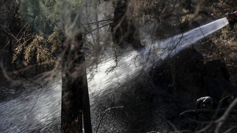 Un bombero trabaja en la extincin de un incendio. ARCHIVO