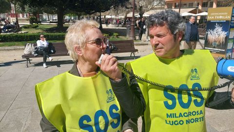 La manifestación terminó delante del Concello, con Teresa y Fernando, presidenta y portavoz de la plataforma