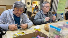 Carmen Ouvi�a y Mar�a Mart�nez, usuarias del centro de Ribeira, haciendo los regalos que entregan a grupos y voluntarios.