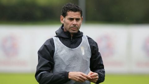 Fernando Hierro dirige una sesi�n de entrenamiento