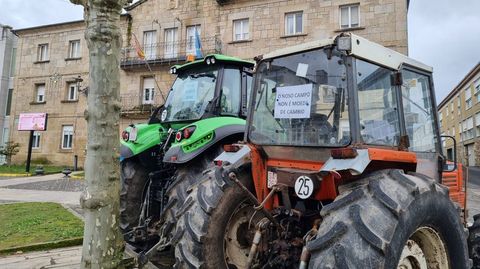 En la praza do Concello de Trives hay tres tractores aparcados desde hace d�as en se�al de rechazo al acuerdo de Mercosur.