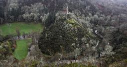 La Torre de Doncos, que se puede ver desde la N-VI, se ubica sobre un promontorio, donde el r�o Navia genera un meandro. 