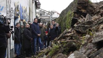 El responsable del Plan Director de la Muralla, Jos� Ignacio L�pez de Rego, explic�ndole esta ma�ana lo ocurrido al conselleiro de Cultura, Jos� L�pez Campos