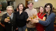 Maruja, su hija Chus, Golo, Marisol e Iria brindan en la Churrasquer�a San Miguel de Marc�n, en Pontevedra, negocio que dejan tras trece a�os