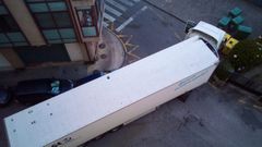 Imagen del tr�iler que varios d�as por semana provoca importantes atascos y molestias a los vecinos de A Misericordia