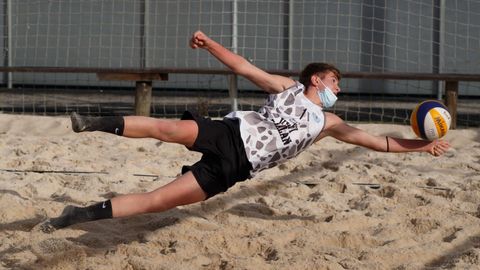 Volei playa de invierno en Oira.El Milenio Ourense organiza el primer torneo del ao sobre la arena