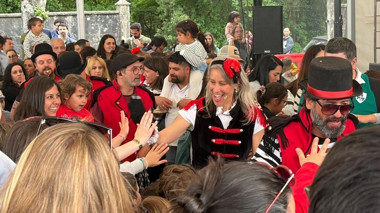 Membros da banda Ux�a Lambona e a Banda Molona, entre o p�blico asistente ao festival