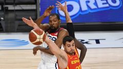 Alberto Abalde, en una acci�n con Kevin Durant.