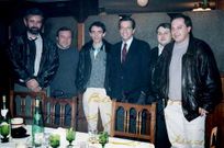 Benito Leiro, a la derecha de Su�rez, con otros periodistas en 1989.