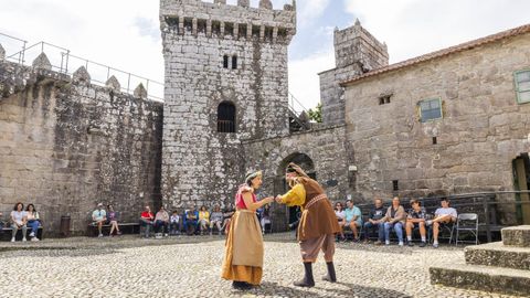 Imagen de archivo de una visita teatralizada en el castillo de Vimianzo