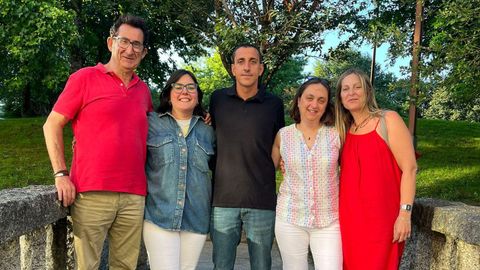 Fernando Gutiérrez (centro) y María José Blanco (derecha), con sus compañeros de ejecutiva de la agrupación socialista de Oroso