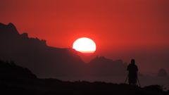 Imagen tomada desde la costa de Loiba del eclipse solar parcial del 21 de agosto de 2017, con el cabo Ortegal al fondo