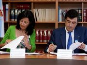 <span lang= es-es >Firma sin periodistas</span>. La gerente del Sergas y el consejero delegado del hospital Povisa firmaron el nuevo concierto en un acto que no fue p�blico y al que no se invit� a los medios de comunicaci�n.